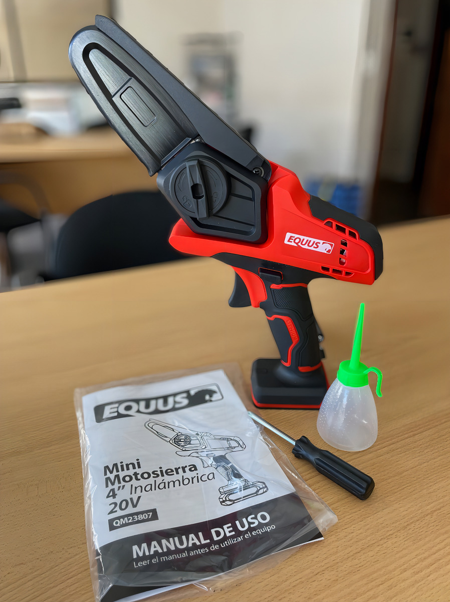Mini Motosierra Equus + Cargador + Batería Qm23807kit - Smf Color Rojo - Imagen 6