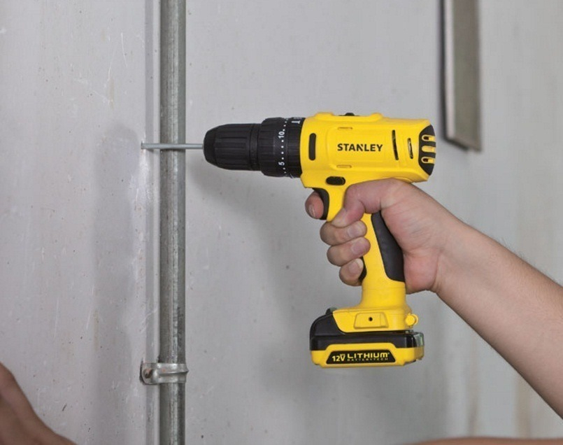 Taladro Percutor Atornillador Inalámbrico De 10mm Stanley Sch12s2k + Accesorio Con Maletín De Transporte Amarillo - Imagen 5