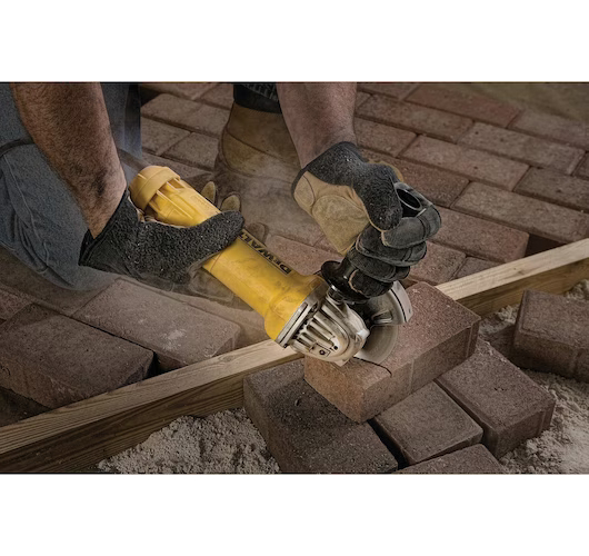 Amoladora Angular Dewalt Profesional Dwe4212-b2 De 50 hz Color Amarillo 1.2 kw 220 v + Accesorio - Imagen 4