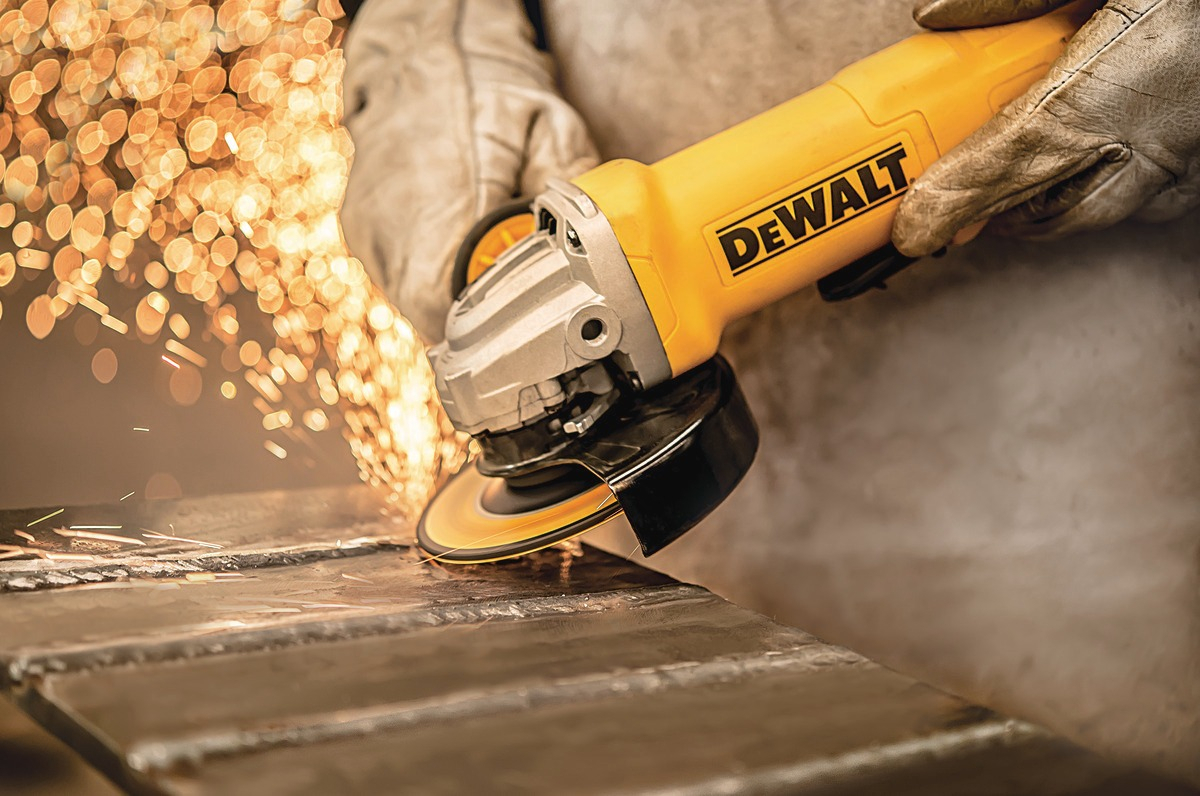 Amoladora Angular Dewalt Profesional Dwe4212-b2 De 50 hz Color Amarillo 1.2 kw 220 v + Accesorio - Imagen 6